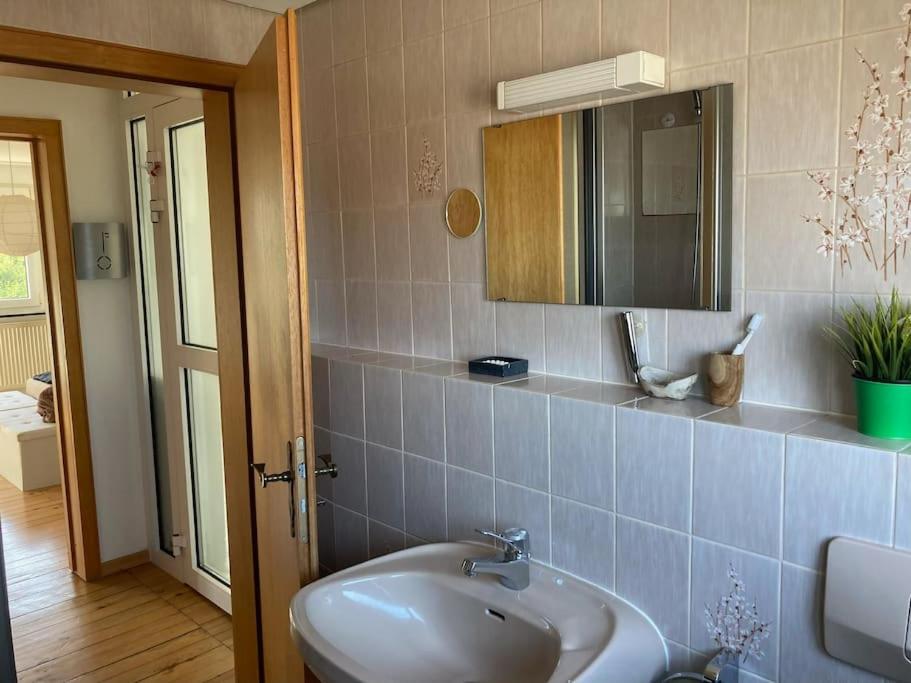Sonnige Etagen-Wohnung, Alleinige Nutzung, Wasserbett Neunkirchen  Exterior foto